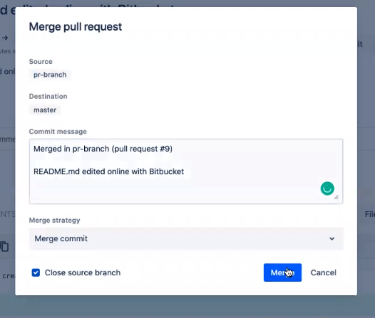 Bitbucket で Pull Request を merge する直前の画面